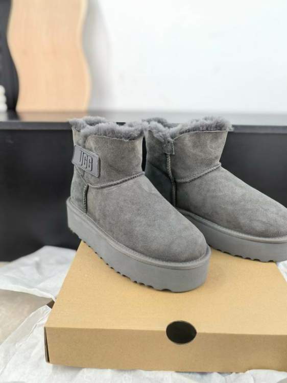 Picture of UGG Shoes _SKUUGGsz35-40WN101019840